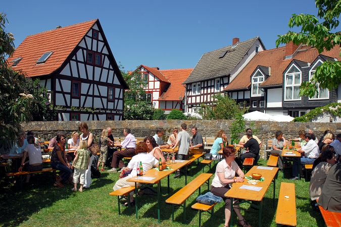 Gemütliches Beisammensein im Kirchhof, Foto:
          Rodi_9700_675x450