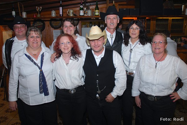 Die „Western Dancers Maintal“ und das Brautpaar, Foto: Rodi_4523_600x400 Die „Western Dancers Maintal“ und das Brautpaar, Foto: Rodi_4523_600x400