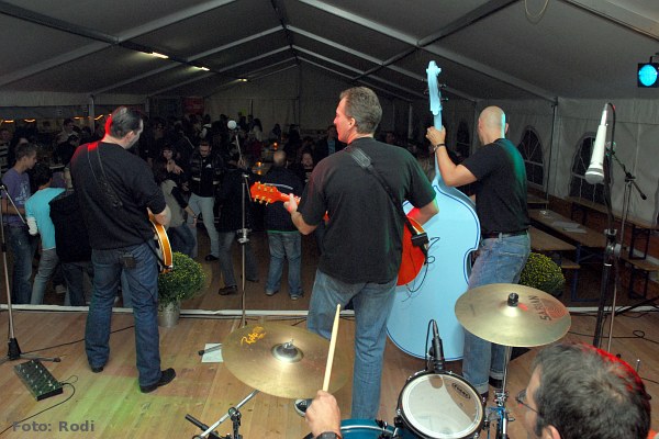 Hinter der Band, Foto: Rodi_2524_600x400 Hinter der Band, Foto: Rodi_2524_600x400